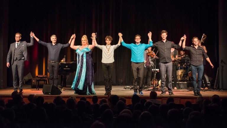Alle Künstler stehen Siegerabend der Kabarettbundesliga am 29.6.2016 im Theater "die Wühlmäuse" in Berlin auf der Bühne und verbeugen sich. Alle Künstler stehen Siegerabend der Kabarettbundesliga am 29.6.2016 im Theater "die Wühlmäuse" in Berlin auf der Bühne und verbeugen sich.