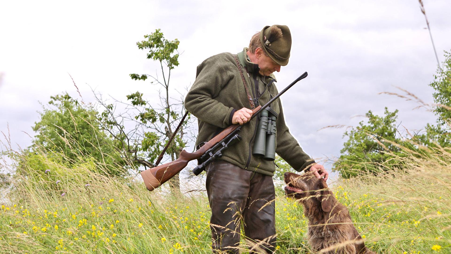 Jäger mit Jagdhund. Jäger mit Jagdhund.
