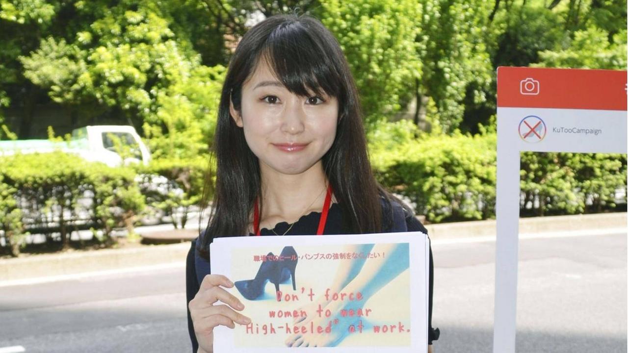 Die Schauspielerin und Autorin Yumi Ishikawa protestiert am 3. Juni 2019 gegen die Pflicht für Frauen, bei der Arbeit hochhackige Schuhe tragen zu müssen. Die Schauspielerin und Autorin Yumi Ishikawa protestiert am 3. Juni 2019 gegen die Pflicht für Frauen, bei der Arbeit hochhackige Schuhe tragen zu müssen.