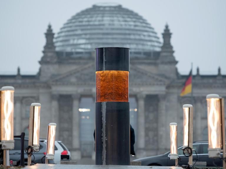 Eine Säule des Zentrums für Politische Schönheit, in die Asche von Auschwitzopfern eingegossen worden sein soll, steht vor dem Reichstag.