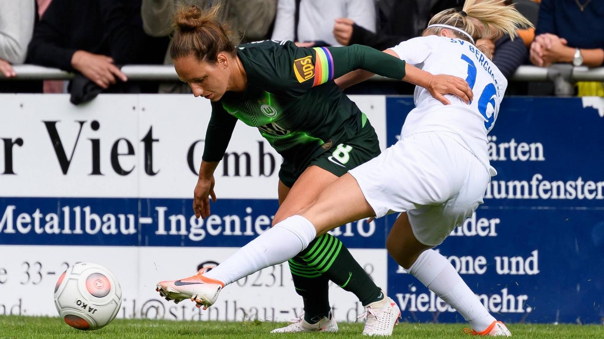 Babett Peter im Trikot des VfL Wolfsburg Babett Peter im Trikot des VfL Wolfsburg