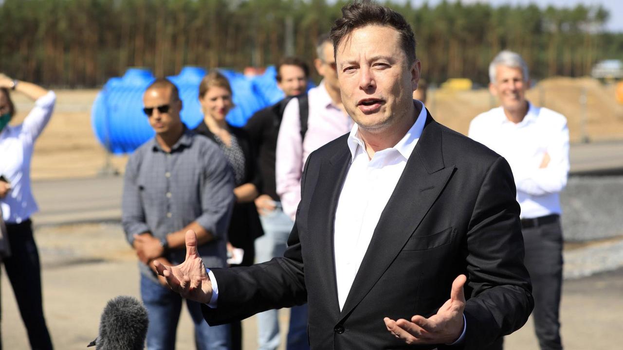 Elon Musk beim ersten Richtfest auf der Baustelle der Tesla Gigafactory in Brandenburg, Grünheide