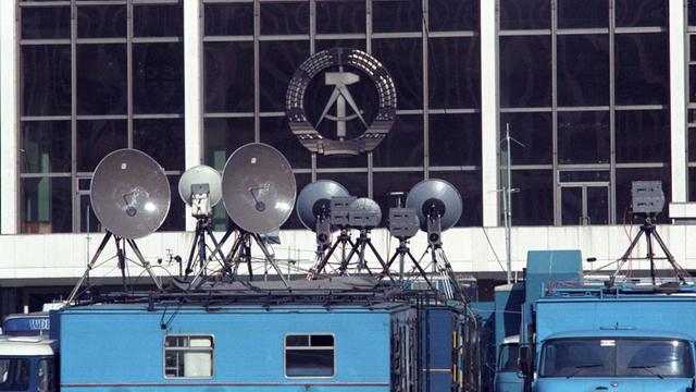 Fernsehstationen aus aller Welt zur ersten freien Wahl der Volkskammer auf dem Marx-Engels-Platz in Berlin