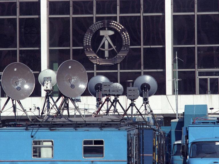 Fernsehstationen aus aller Welt zur ersten freien Wahl der Volkskammer auf dem Marx-Engels-Platz in Berlin
