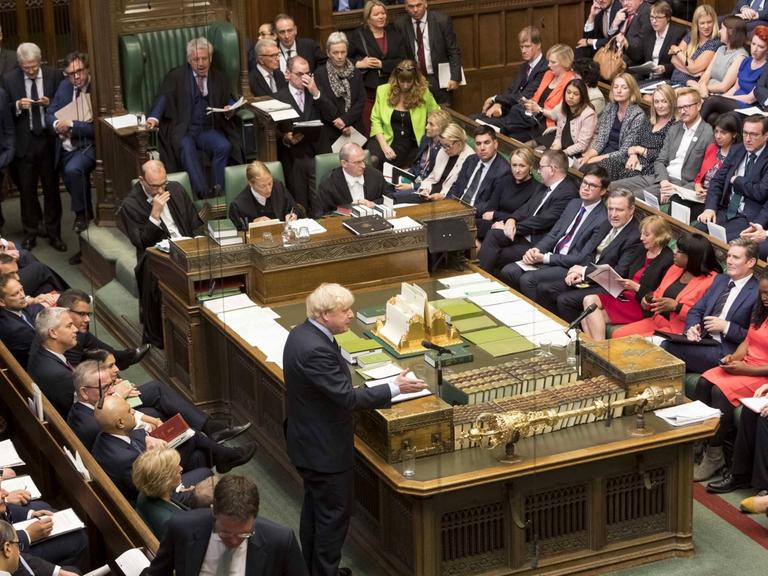Großbritanniens Premierminister Boris Johnson (M.) spricht im Parlament