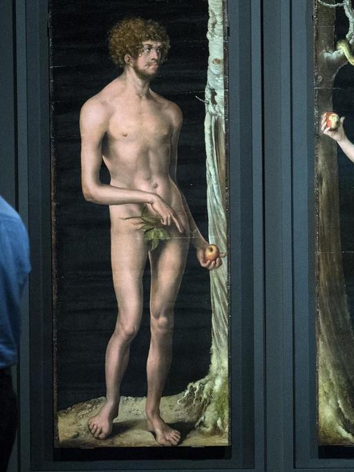 Ein Besucher betrachtet in Düsseldorf (Nordrhein-Westfalen) die Bilder von Adam und Eva um 1508/10 des Renaissance-Maler Lucas Cranach d. Ä..