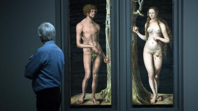Ein Besucher betrachtet in Düsseldorf (Nordrhein-Westfalen) die Bilder von Adam und Eva um 1508/10 des Renaissance-Maler Lucas Cranach d. Ä..