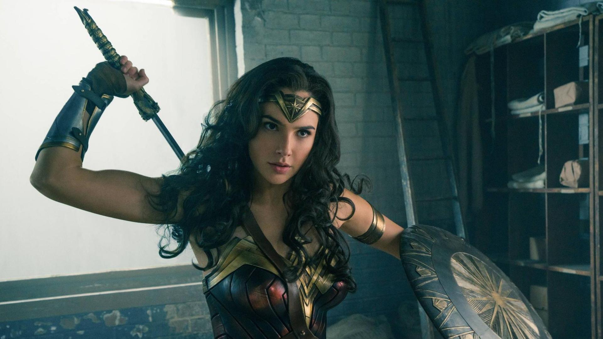 Der letzte "Wonder Woman"-Film hat an den Kinokassen die Erwartungen übertroffen. Am Eröffnungswochenende wurden in Nordamerika 103,1 Millionen Dollar eingespielt. Die Hauptrolle in dem Film von Patty Jenkins spielt Gal Gadot. Der letzte "Wonder Woman"-Film hat an den Kinokassen die Erwartungen übertroffen. Am Eröffnungswochenende wurden in Nordamerika 103,1 Millionen Dollar eingespielt. Die Hauptrolle in dem Film von Patty Jenkins spielt Gal Gadot.