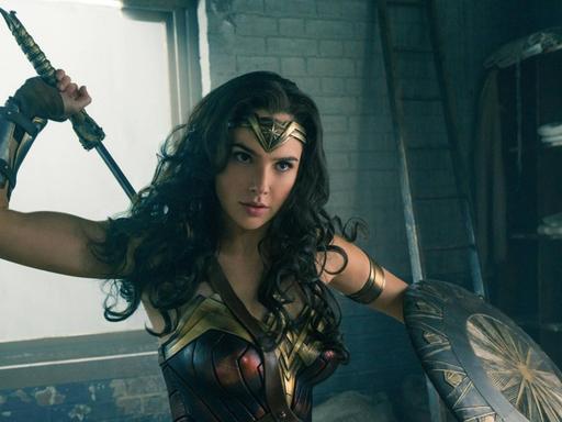 Der letzte "Wonder Woman"-Film hat an den Kinokassen die Erwartungen übertroffen. Am Eröffnungswochenende wurden in Nordamerika 103,1 Millionen Dollar eingespielt. Die Hauptrolle in dem Film von Patty Jenkins spielt Gal Gadot.