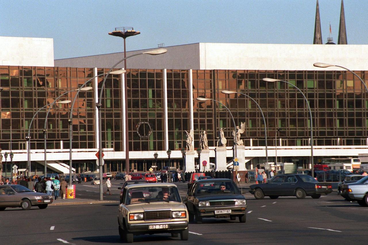 Das Bild von 1991 zeigt den Blick von der Straße "Unter den Linden" in Berlin auf den Palast der Republik am Spreeufer.