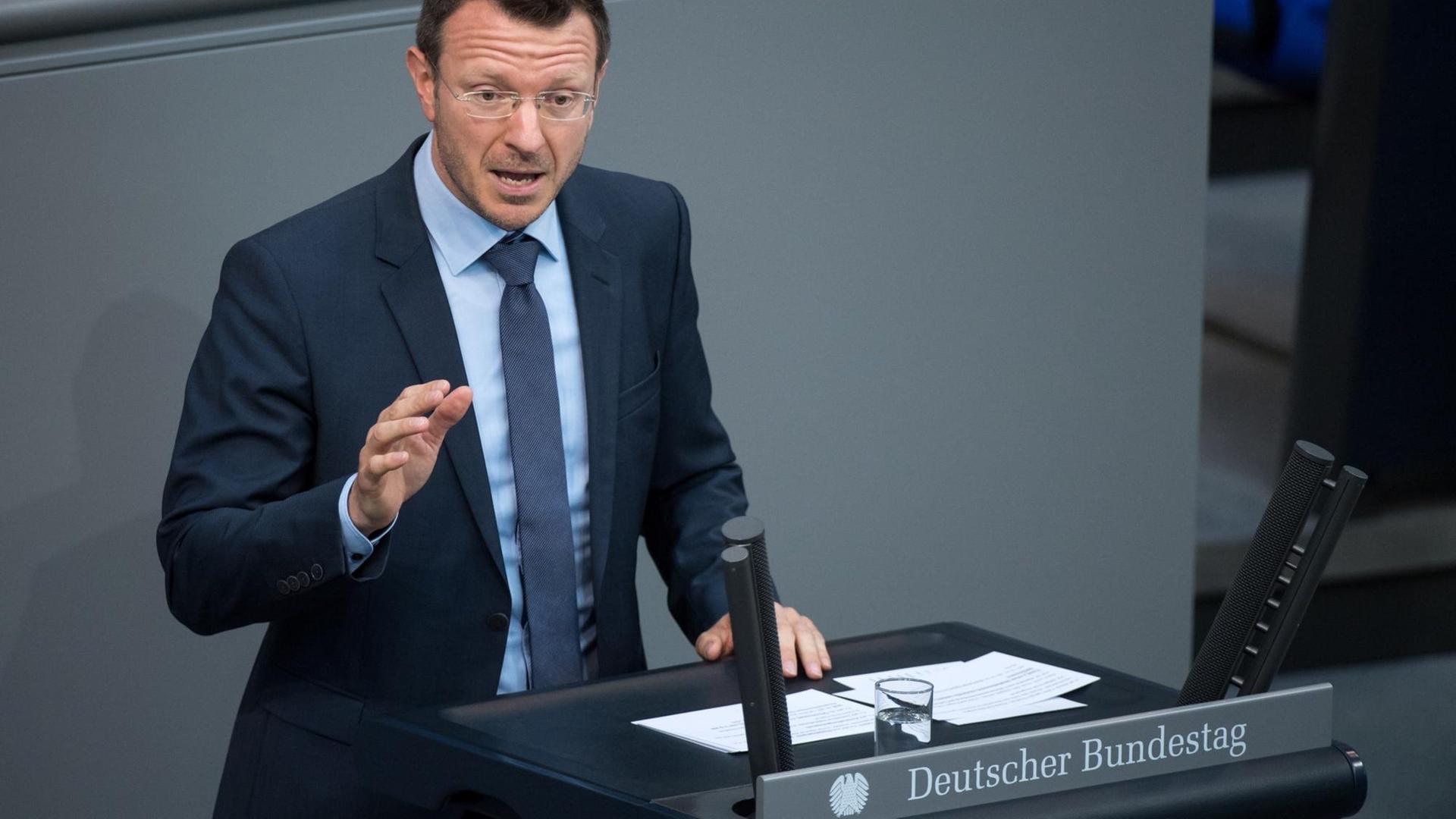 Jan-Marco Luczak (CDU) redet bei der Plenarsitzung des Deutschen Bundestages im Reichstagsgebäude. Hauptthemen der 36. Sitzung der 19. Legislaturperiode sind die geplante Neuregelung des Familiennachzugs für Flüchtlinge, die von der FDP geforderte Einsetzung eines Untersuchungsausschusses zur Affäre im Bundesamt für Migration und Flüchtlinge (Bamf), Auslandseinsätze der Bundeswehr, und die steigenden Mieten in Deutschland. Jan-Marco Luczak (CDU) redet bei der Plenarsitzung des Deutschen Bundestages im Reichstagsgebäude. Hauptthemen der 36. Sitzung der 19. Legislaturperiode sind die geplante Neuregelung des Familiennachzugs für Flüchtlinge, die von der FDP geforderte Einsetzung eines Untersuchungsausschusses zur Affäre im Bundesamt für Migration und Flüchtlinge (Bamf), Auslandseinsätze der Bundeswehr, und die steigenden Mieten in Deutschland.