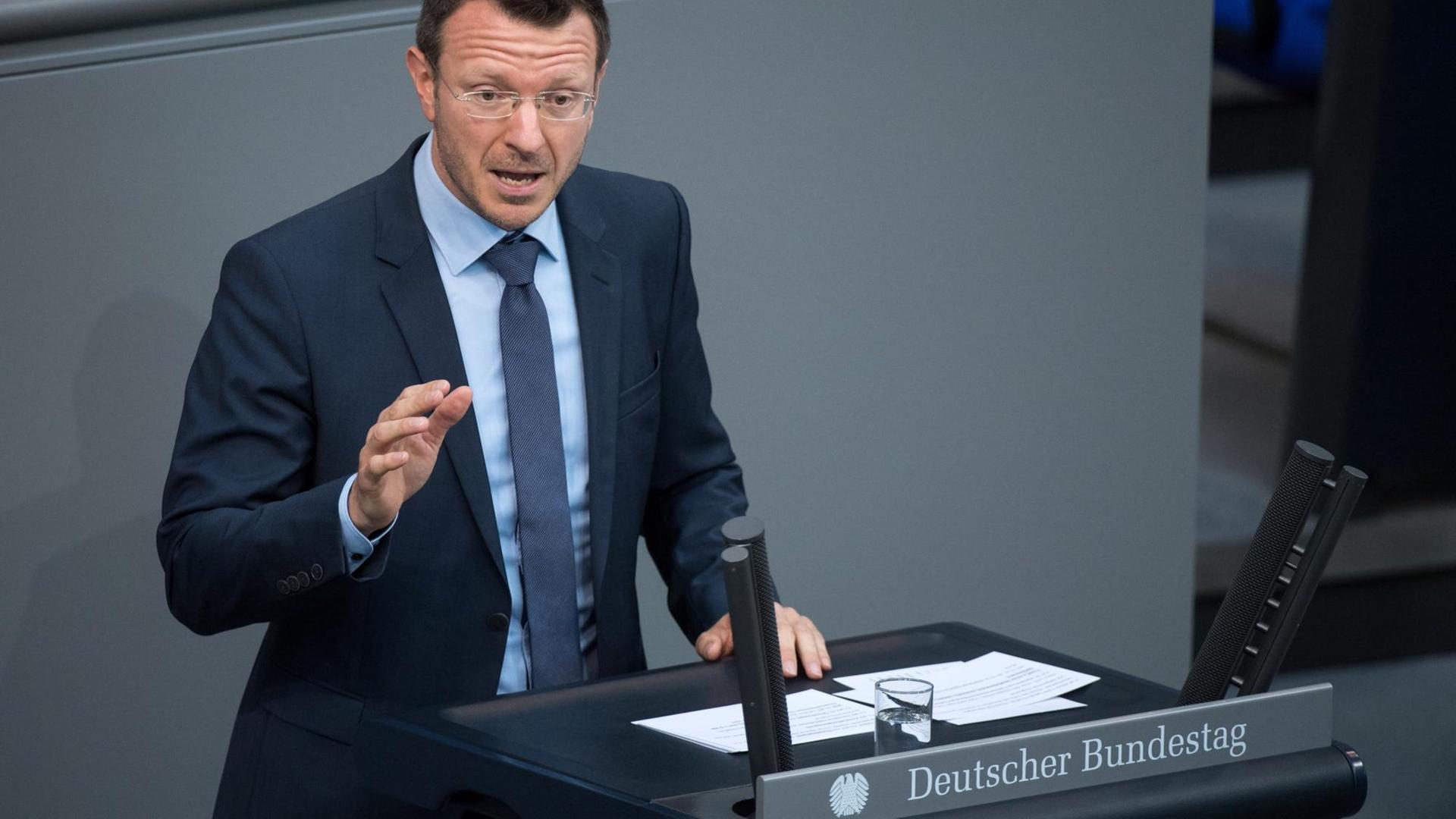 Jan-Marco Luczak (CDU) redet bei der Plenarsitzung des Deutschen Bundestages im Reichstagsgebäude. Hauptthemen der 36. Sitzung der 19. Legislaturperiode sind die geplante Neuregelung des Familiennachzugs für Flüchtlinge, die von der FDP geforderte Einsetzung eines Untersuchungsausschusses zur Affäre im Bundesamt für Migration und Flüchtlinge (Bamf), Auslandseinsätze der Bundeswehr, und die steigen