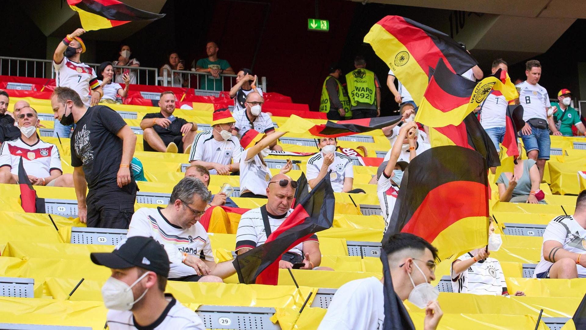 Fans der deutschen Fußball-Nationalmannschaft beim EM-Gruppenspiel gegen Portugal in der Münchner Arena Fans der deutschen Fußball-Nationalmannschaft beim EM-Gruppenspiel gegen Portugal in der Münchner Arena