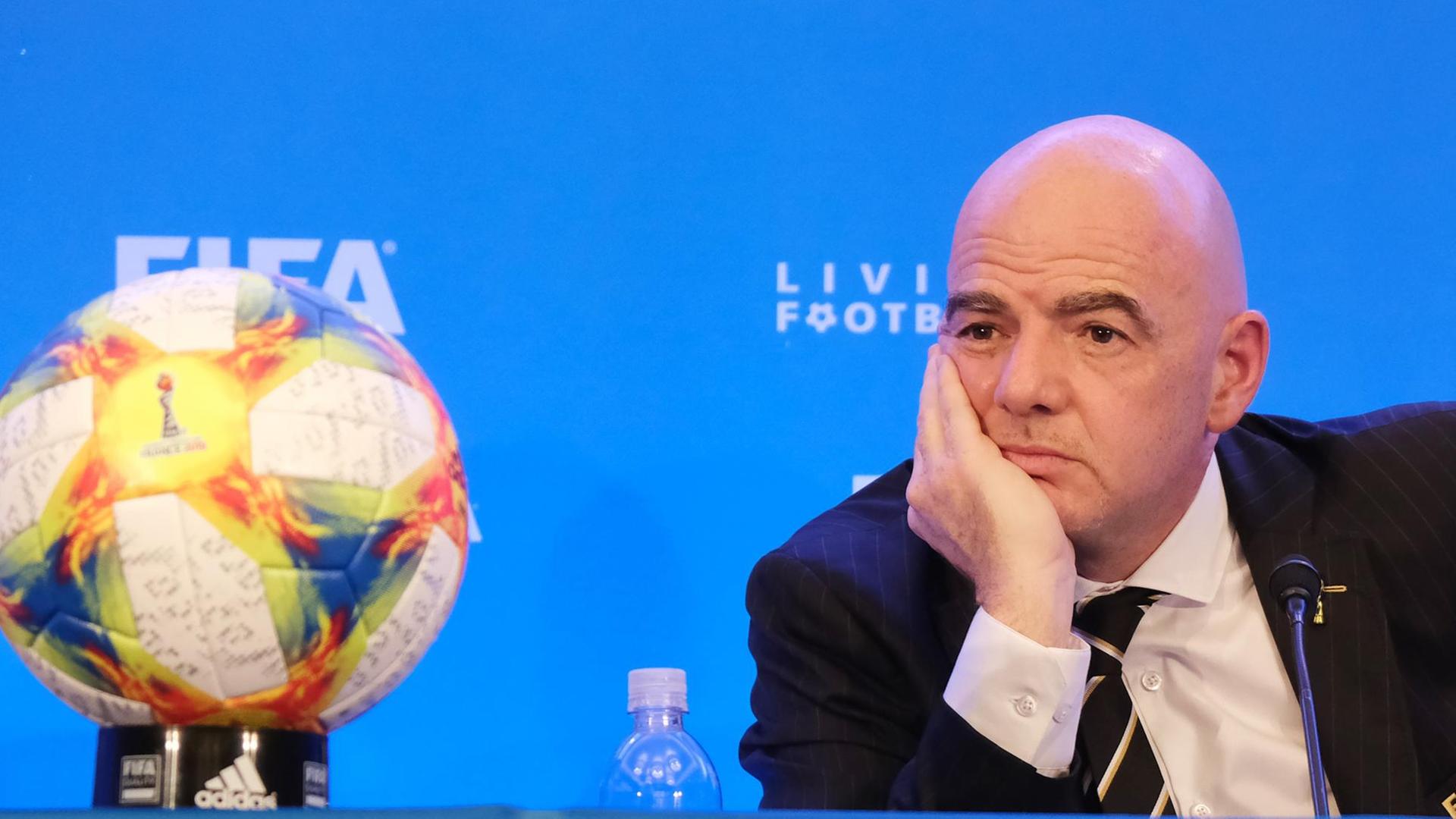 FIFA-Präsident Gianni Infantino guckt nachdenklich bei einer Pressekonferenz bei einem FIFA-Treffen in Miami FIFA-Präsident Gianni Infantino guckt nachdenklich bei einer Pressekonferenz bei einem FIFA-Treffen in Miami