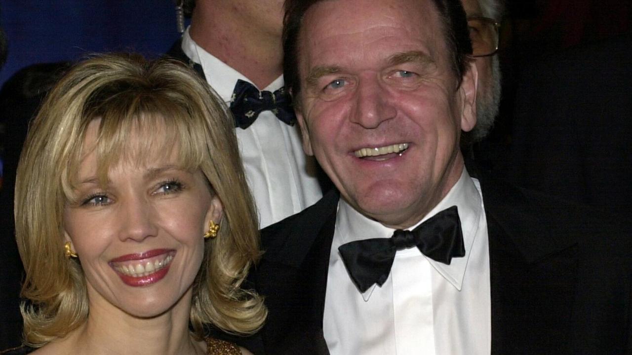 Bundeskanzler Gerhard Schroeder und Ehefrau Doris Schroeder-Koepf beim Bundespresseball am 14.11.1998 in Bonn.