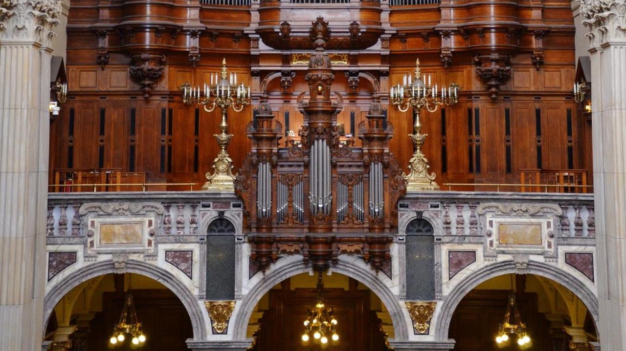 Die mächtige Orgelempore im Berliner Dom mit in Holz gefasstem Instrument.