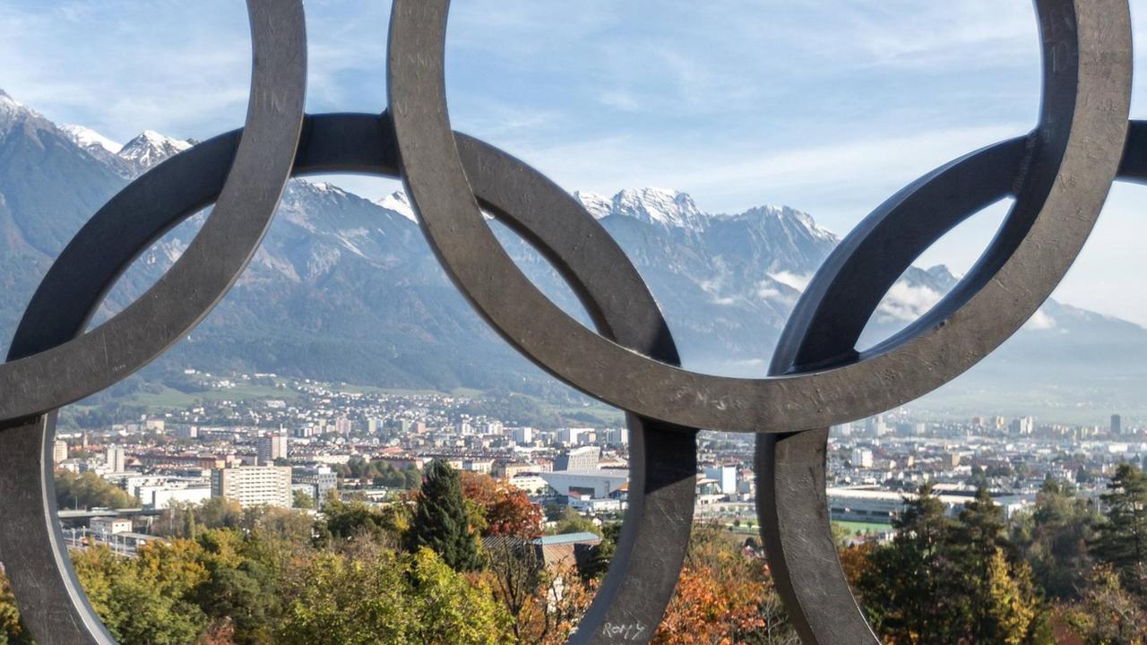 Das Olympische Feuer am Bergisel. Im Vordergrund die olympischen Ringe. Im Hintergrund das Panorama von Innsbruck. Das Olympische Feuer am Bergisel. Im Vordergrund die olympischen Ringe. Im Hintergrund das Panorama von Innsbruck.