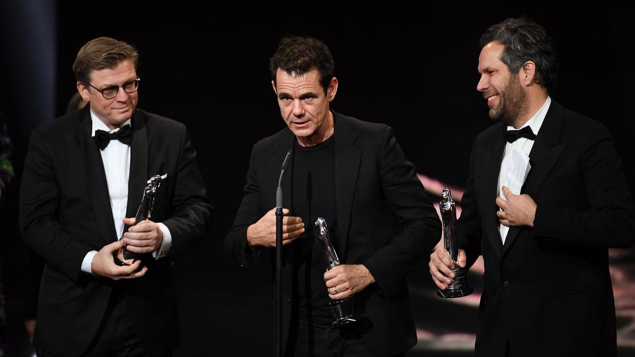 Die Regisseure (l-r) Hendrik Handloegten, Tom Tykwer und Achim von Borries erhalten den European Achievement in Fiction Series Award für Babylon Berlin bei der Verleihung der Europäischen Filmpreise. Die Regisseure (l-r) Hendrik Handloegten, Tom Tykwer und Achim von Borries erhalten den European Achievement in Fiction Series Award für Babylon Berlin bei der Verleihung der Europäischen Filmpreise.