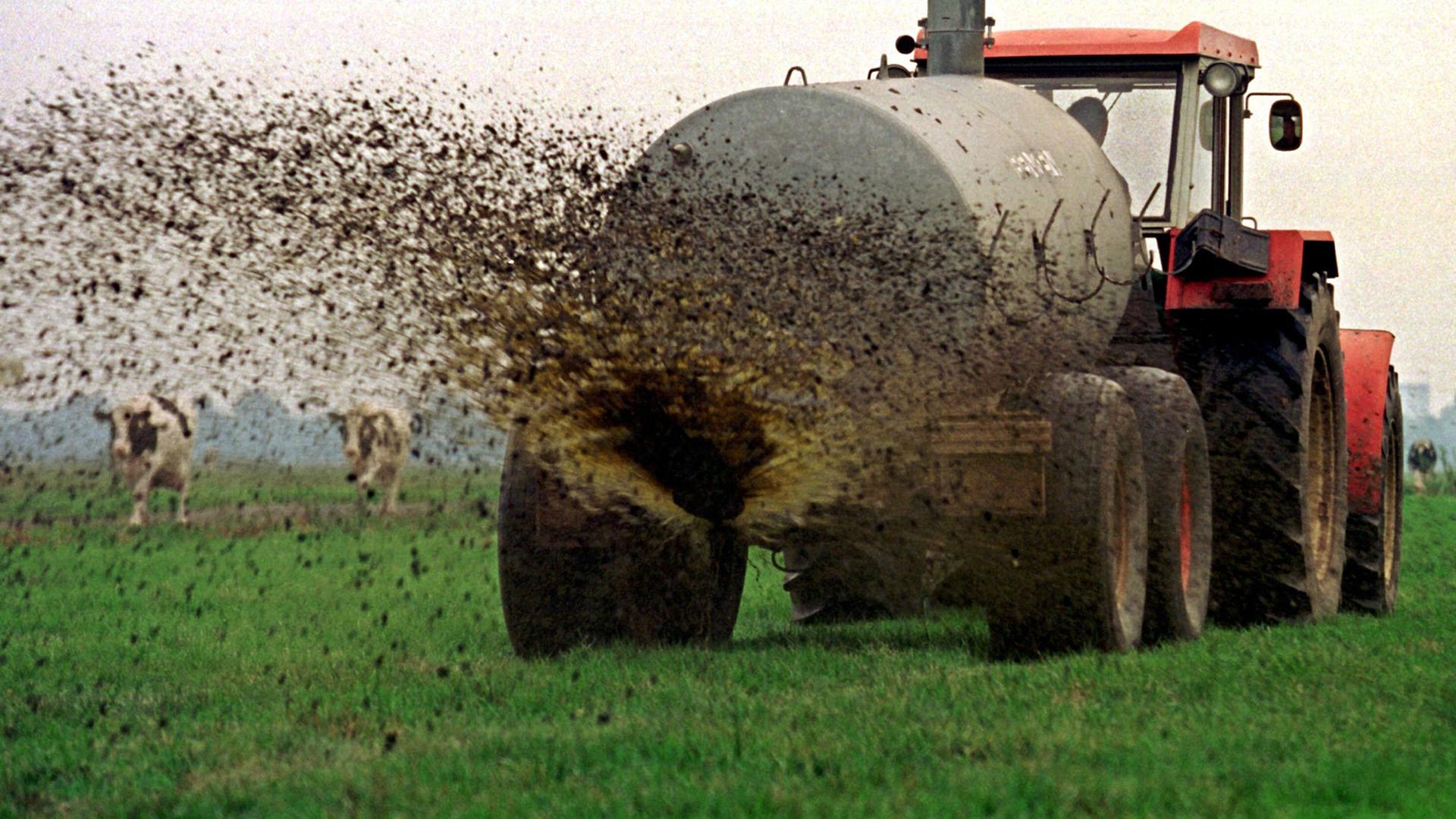 Düngen mit Gülle auf einem Feld bei Bremen Düngen mit Gülle auf einem Feld bei Bremen