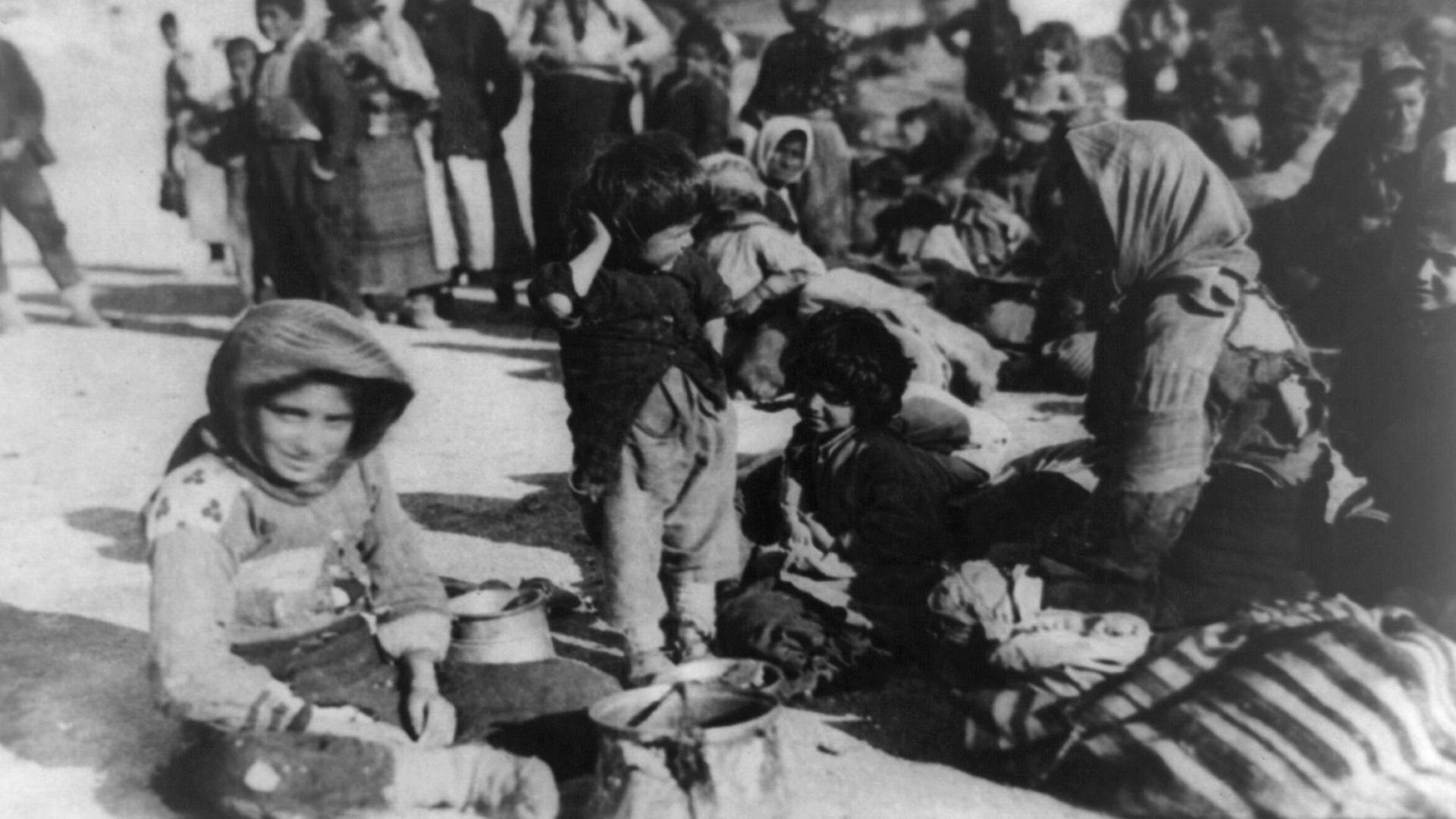 Eine Gruppe armenischer Flüchtlinge aus dem osmanischen Reich 1915 in Syrien Eine Gruppe armenischer Flüchtlinge aus dem osmanischen Reich 1915 in Syrien