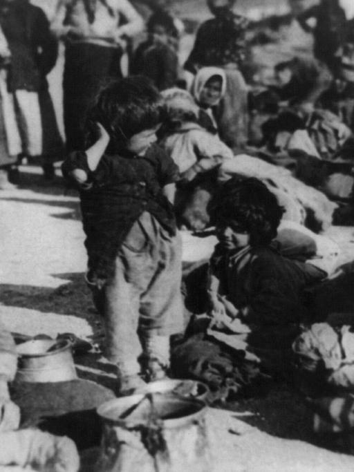 Eine Gruppe armenischer Flüchtlinge aus dem osmanischen Reich 1915 in Syrien
