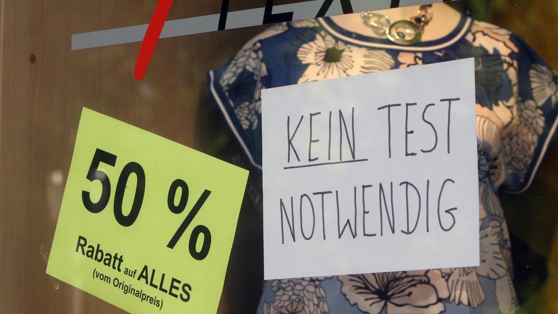 Ein Zettel mit Aufschrift "Kein Test notwendig" klebt im Schaufenster eines Modegeschäft s in der Innenstadt von Bad Nauheim, Hessen. Ein Zettel mit Aufschrift "Kein Test notwendig" klebt im Schaufenster eines Modegeschäft s in der Innenstadt von Bad Nauheim, Hessen.