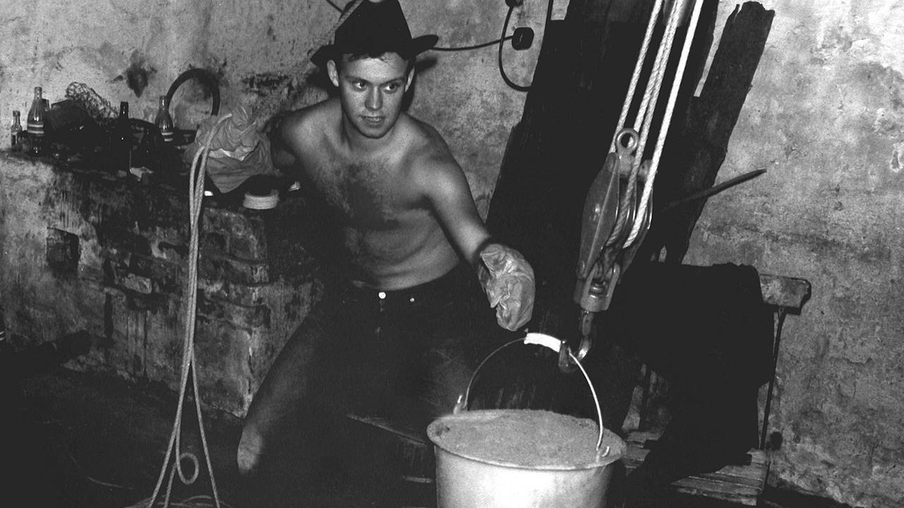 November 1963: Der Westberliner Fluchthelfer Klaus-Michael von Keussler beim Tunnelbau unter der Berliner Mauer. November 1963: Der Westberliner Fluchthelfer Klaus-Michael von Keussler beim Tunnelbau unter der Berliner Mauer.