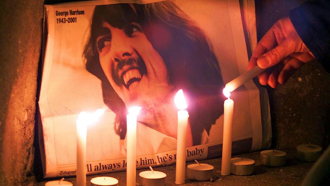 Brennende Kerzen erleuchten während einer Gedenkfeier für George Harrison vor der St. George's Hall in Liverpool eine Fotografie des verstorbenen Ex-Beatles. Der Musiker, Gitarrist der legendären Popgruppe, war am 29.11.2001 in Los Angeles im Alter von 58 Jahren an Krebs gestorben.