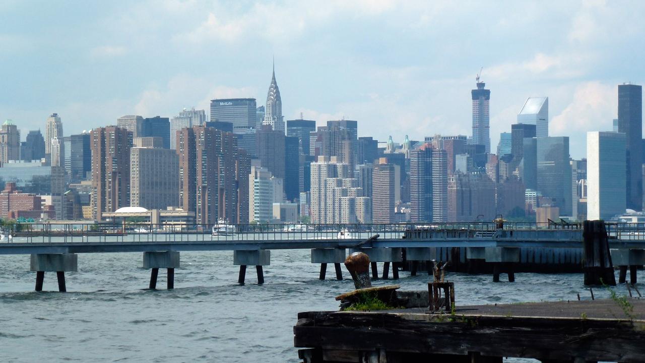 Blick auf den East River mit Manhattan im Hintergrund, aufgenommen vom Ufer in Williamsburg, Brooklyn, New York am 22.06.2014 Blick auf den East River mit Manhattan im Hintergrund, aufgenommen vom Ufer in Williamsburg, Brooklyn, New York am 22.06.2014