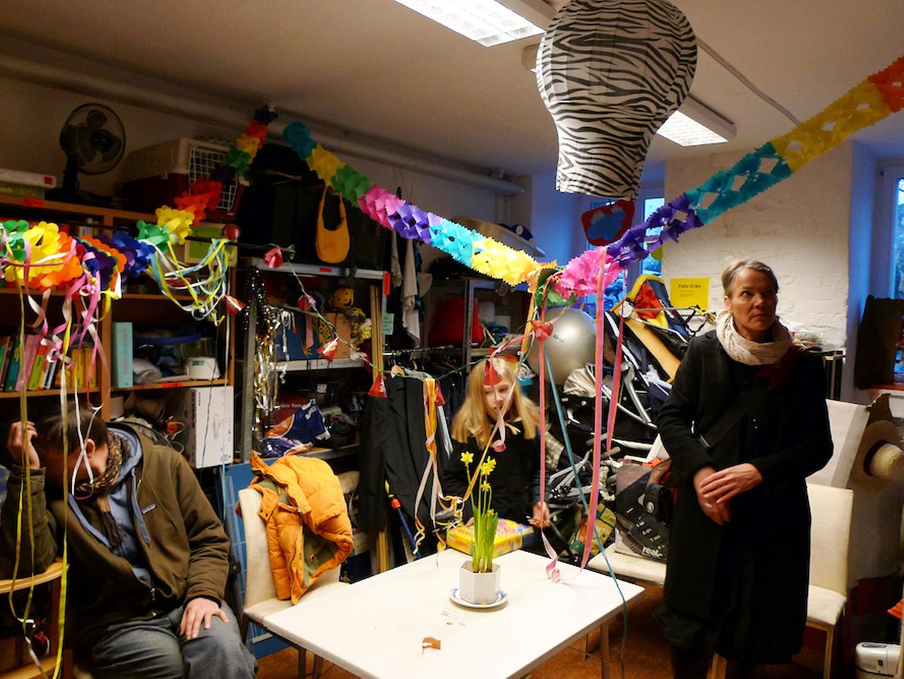 Jaana Prüss im Leihladen "Leila" in Berlin Prenzlauer Berg: Eine "Bibliothek der Dinge". Jaana Prüss im Leihladen "Leila" in Berlin Prenzlauer Berg: Eine "Bibliothek der Dinge".
