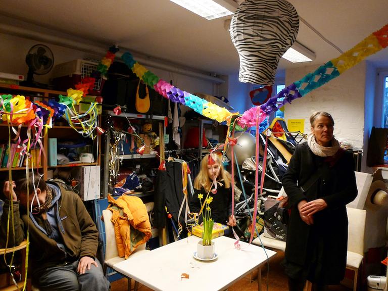 Jaana Prüss im Leihladen "Leila" in Berlin Prenzlauer Berg: Eine "Bibliothek der Dinge".