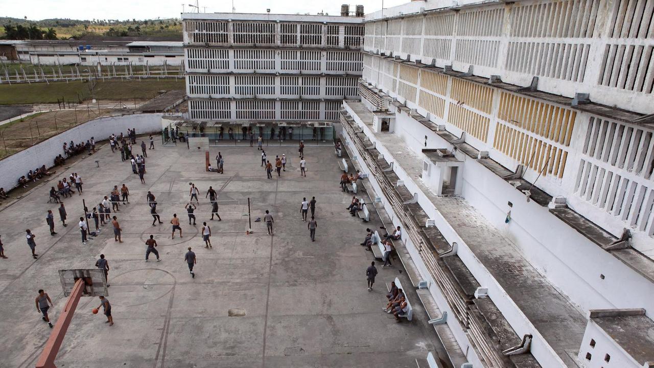 Blick auf den Hof des Gefängnisses Combinado del Este in Havanna/Kuba während eines Tages der offenen Tür am 09.04.2013. Blick auf den Hof des Gefängnisses Combinado del Este in Havanna/Kuba während eines Tages der offenen Tür am 09.04.2013.