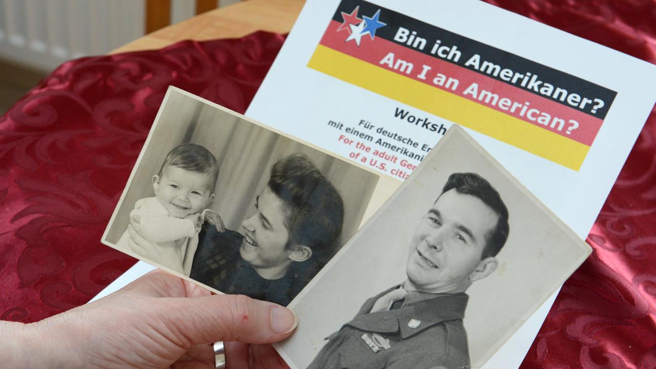 Ilona Laudien hält am 19.05.2014 in Kassel (Hessen) ein Foto ihres Vaters James Wilson Ramsey und ein Baby-Foto von sich mit ihrer Mutter Erna Laudien in der Hand. Sie ist ein sogenanntes Besatzungskind, ihr Vater war amerikanischer Soldat im Zweiten Weltkrieg in Deutschland. Ilona Laudien hält am 19.05.2014 in Kassel (Hessen) ein Foto ihres Vaters James Wilson Ramsey und ein Baby-Foto von sich mit ihrer Mutter Erna Laudien in der Hand. Sie ist ein sogenanntes Besatzungskind, ihr Vater war amerikanischer Soldat im Zweiten Weltkrieg in Deutschland.