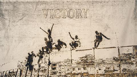 Loredana Longo verarbeitet in ihrer Kunst auch Fluchtthemen. Ein Bild mit Flüchtlingen, die über einen Zaun springen.