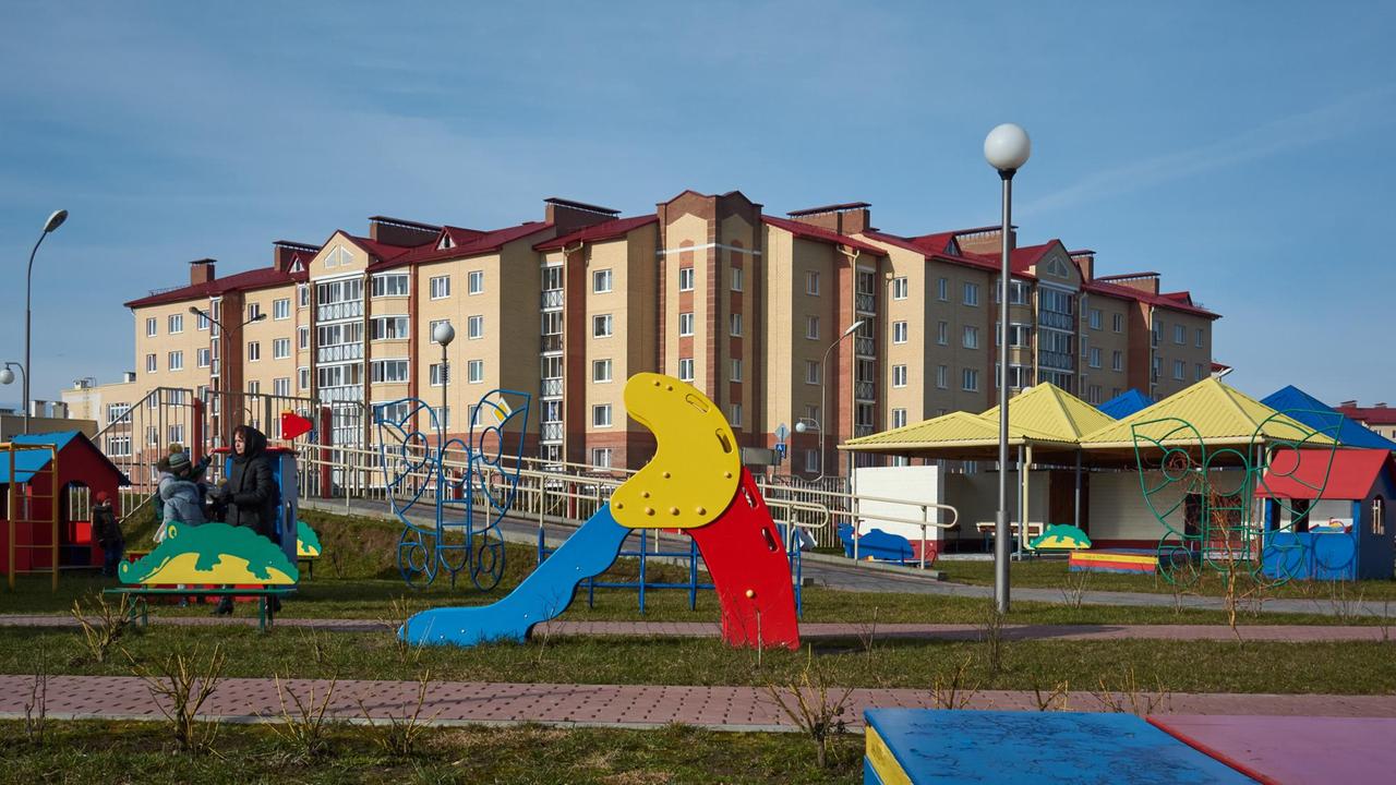 Neuer Wohnblock in Astravets. Die Kleinstadt in Belarus profitiert vom nahen Atomkraftwerk. Neuer Wohnblock in Astravets. Die Kleinstadt in Belarus profitiert vom nahen Atomkraftwerk.
