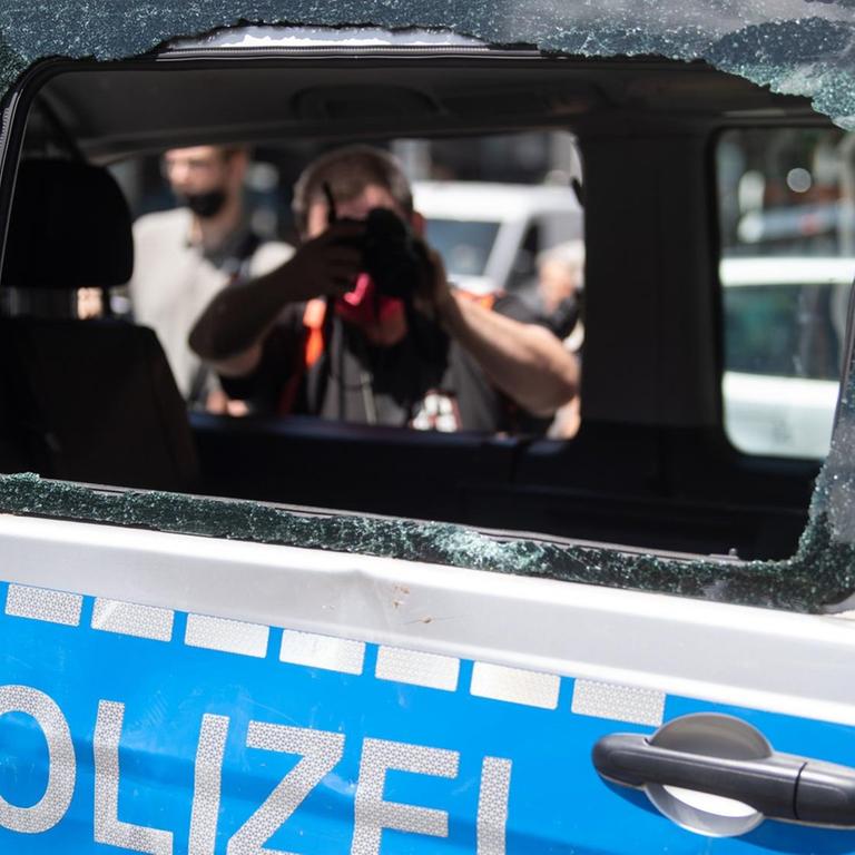 Nach der Randale: Ein Polizeiwagen ohne Scheiben in Stuttgart.