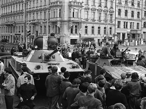 Sowjetische Panzer bereiten dem Prager Frühling im August 1968 ein jähes Ende. Sowjetische Panzer bereiten dem Prager Frühling im August 1968 ein jähes Ende.