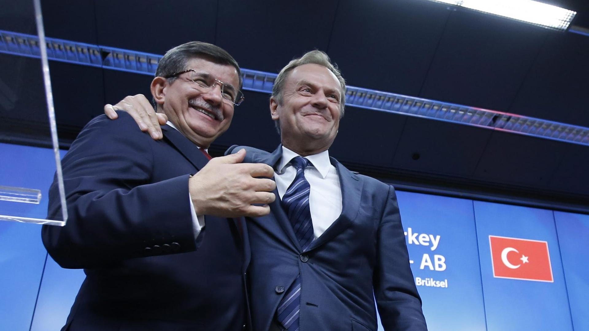 Strahlende Gesichter in Brüssel: der türkische Ministerpräsident Ahmet Davutoglu und EU-Ratspräsident Donald Tusk. Strahlende Gesichter in Brüssel: der türkische Ministerpräsident Ahmet Davutoglu und EU-Ratspräsident Donald Tusk.