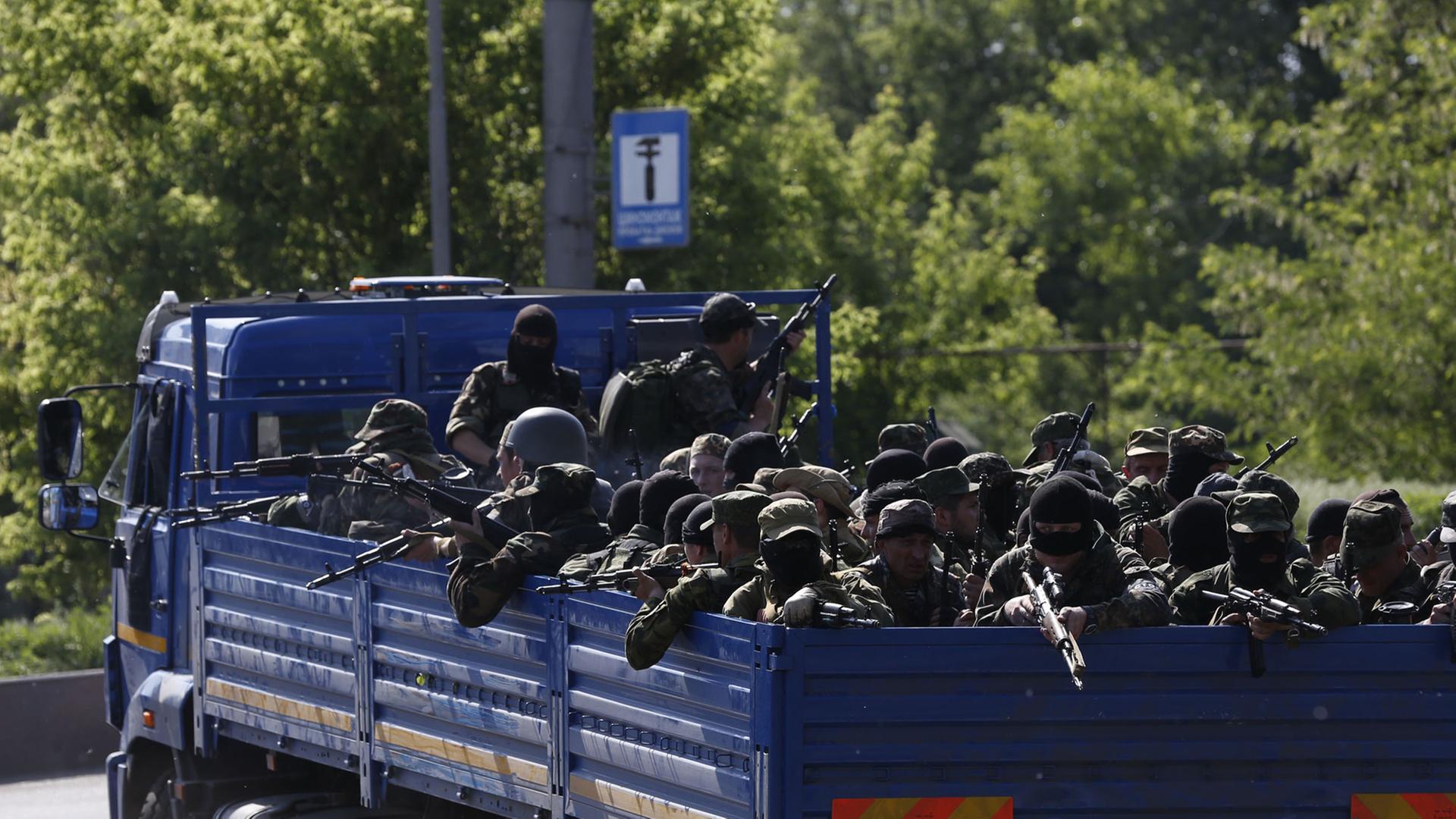 Prorussische Paramilitärs unterwegs auf einem Lastwagen in der ostukrainischen Metropole Donezk.