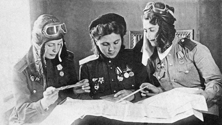 Pilotinnen des 46. Gardefliegerregiments, unter dem Namen "Nachthexen" bekannt geworden, studieren die Karten vor einem Einsatz. Pilotinnen des 46. Gardefliegerregiments, unter dem Namen "Nachthexen" bekannt geworden, studieren die Karten vor einem Einsatz.