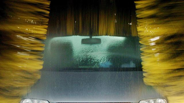 Ein Auto wird in einer Waschstrasse in Köln gereinigt (Foto vom 04.03.2005).