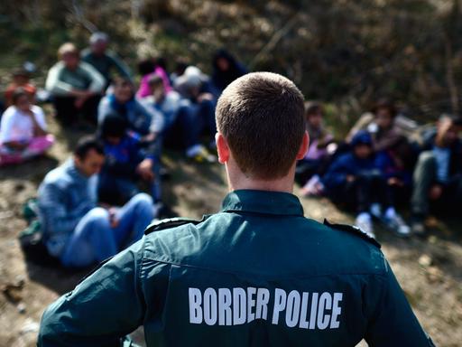 Ein Grenzpolizist bewacht Flüchtlinge an der Grenze syrisch-türkischen Grenze.