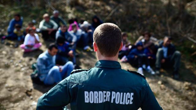 Ein Grenzpolizist bewacht Flüchtlinge an der Grenze syrisch-türkischen Grenze.