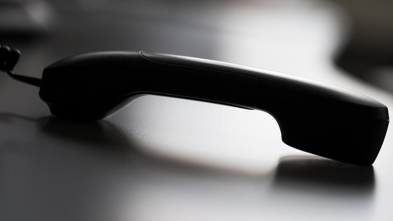 Ein abgelegter Telefonhörer Ein abgelegter Telefonhörer