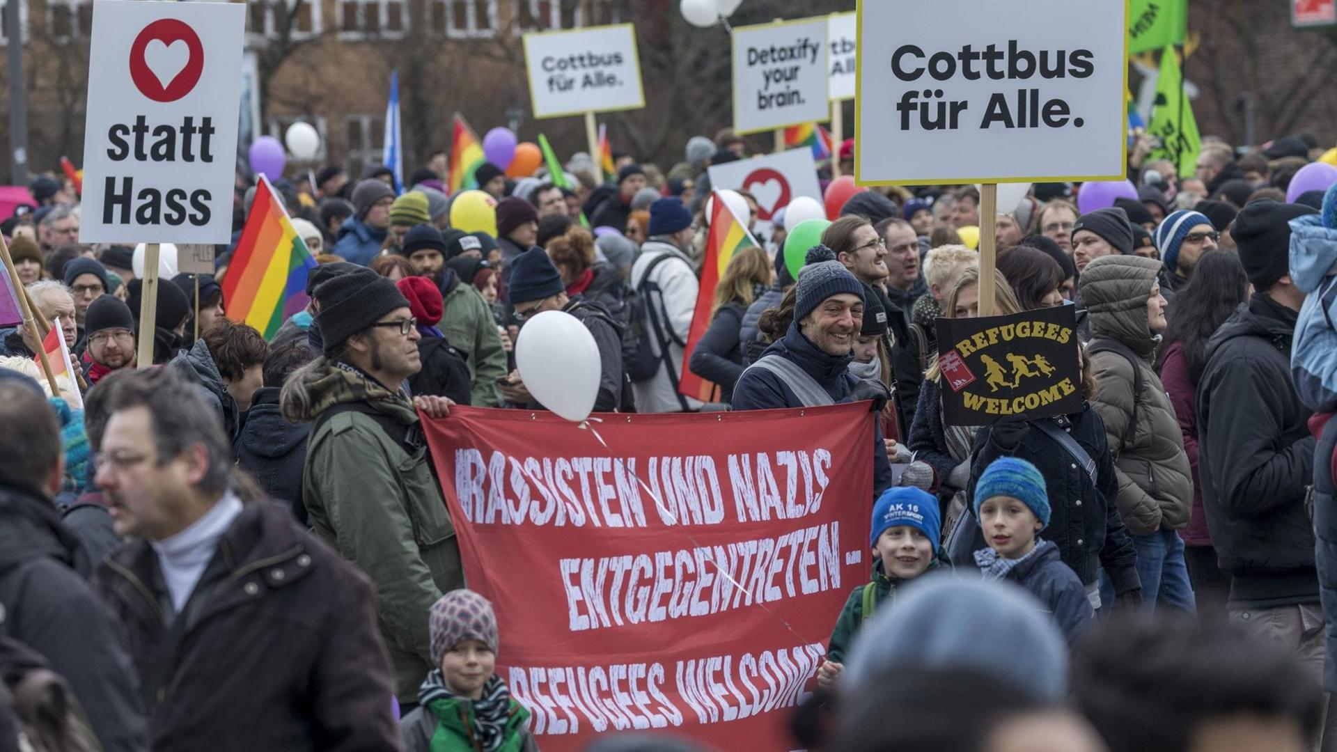 Demonstranten mit Bannern auf denen steht: "Liebe statt Hass" und "Cottbus für Alle". Demonstranten mit Bannern auf denen steht: "Liebe statt Hass" und "Cottbus für Alle".