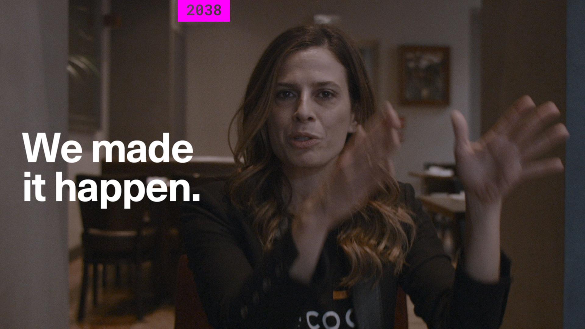 Still eines „2038“-Films. Zu sehen ist eine gestikulierende Frau. Neben ihr der Schriftzug: „We made it happen“. Still eines „2038“-Films. Zu sehen ist eine gestikulierende Frau. Neben ihr der Schriftzug: „We made it happen“.