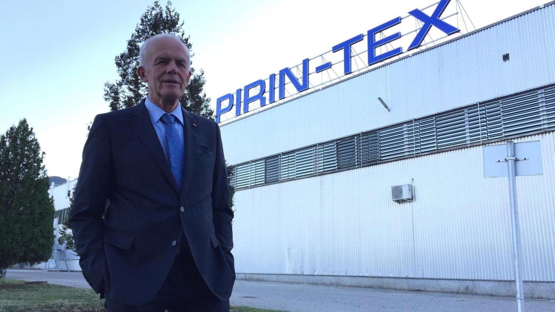 Bertram Rollmann steht vor seiner Kleiderfabrik in Bulgarien. Bertram Rollmann steht vor seiner Kleiderfabrik in Bulgarien.