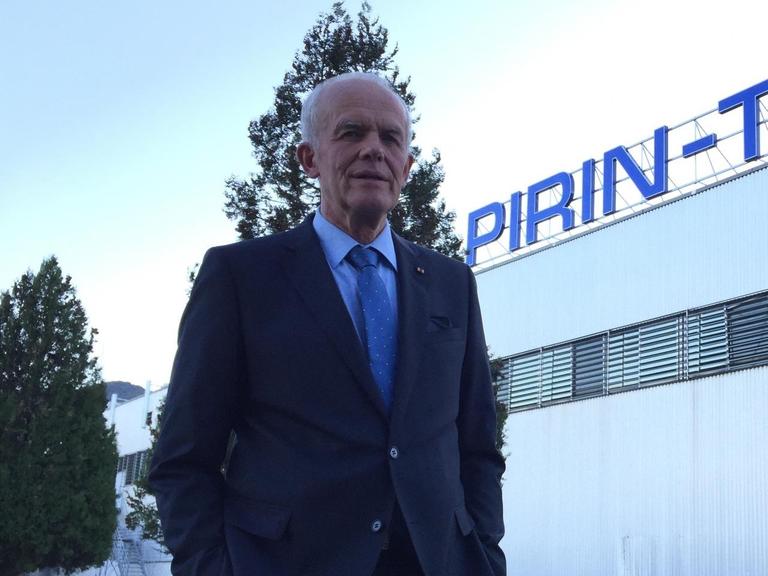 Bertram Rollmann steht vor seiner Kleiderfabrik in Bulgarien.