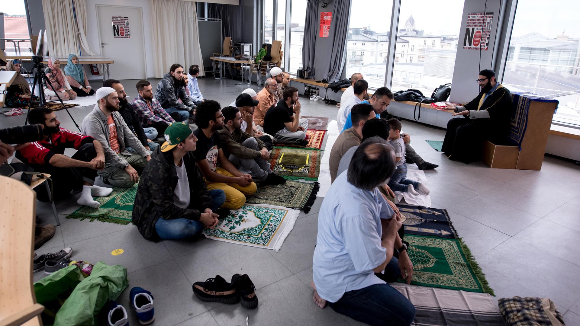 Muslime nehmen in den Münchner Kammerspielen an einem Freitagsgebet teil. Als Reaktion auf fehlende Gebetsräume in der Münchner Innenstadt haben Muslime ihr Freitagsgebet zum zweiten Mal in Folge in den Münchner Kammerspielen verrichtet. Muslime nehmen in den Münchner Kammerspielen an einem Freitagsgebet teil. Als Reaktion auf fehlende Gebetsräume in der Münchner Innenstadt haben Muslime ihr Freitagsgebet zum zweiten Mal in Folge in den Münchner Kammerspielen verrichtet.