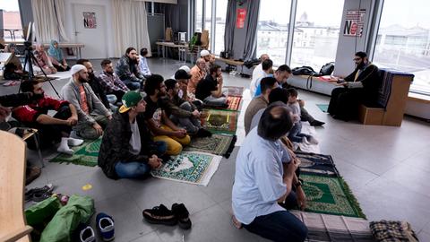 Muslime nehmen in den Münchner Kammerspielen an einem Freitagsgebet teil. Als Reaktion auf fehlende Gebetsräume in der Münchner Innenstadt haben Muslime ihr Freitagsgebet zum zweiten Mal in Folge in den Münchner Kammerspielen verrichtet.